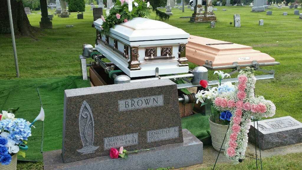 Photo - Dorothy Beneke Brown Wuennecke's Burial Oakland Cemetary Waukon, Ia